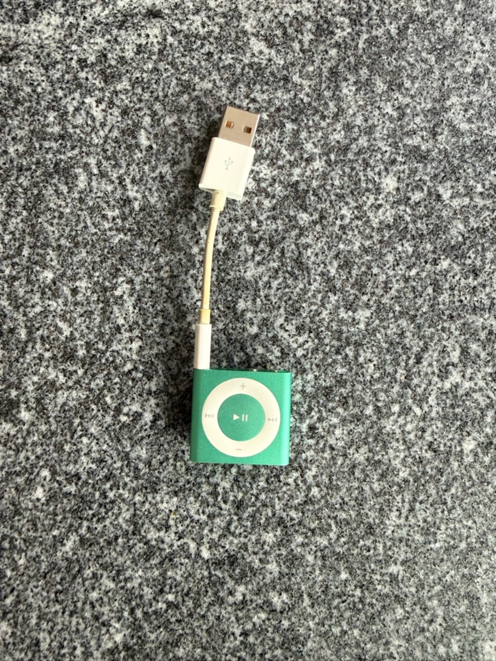 Apple iPod Shuffle 4th Generation Green with White USB Cable, 2GB, Works